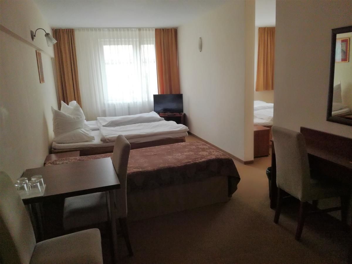 Отель Hotel Adria Румя-9